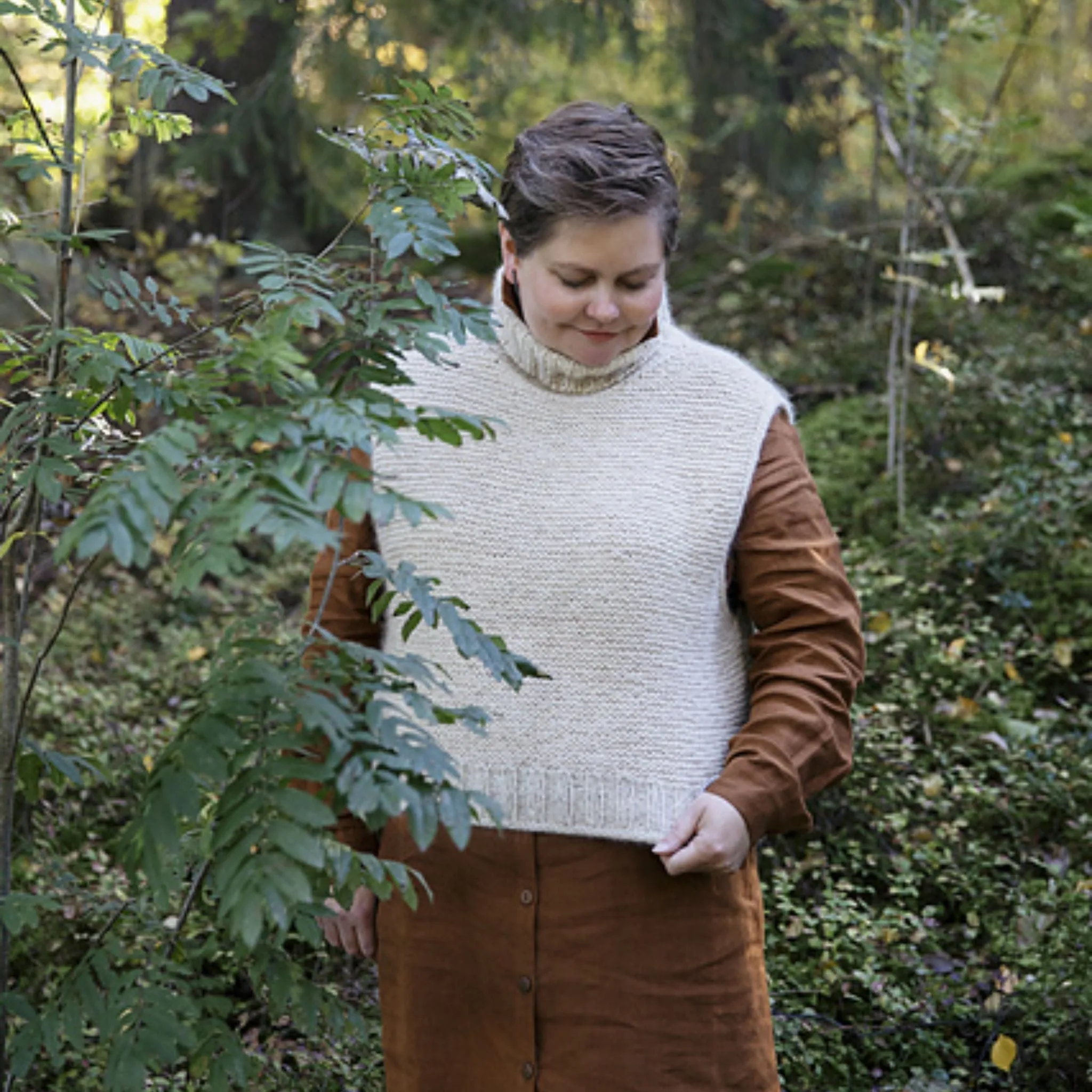 Tuku Warmer by Tiina Huhtaniemi in TukuWool DK and Rauma Plum